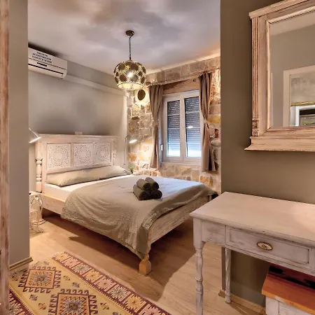 Mike Πανσιόν Μόσταρ