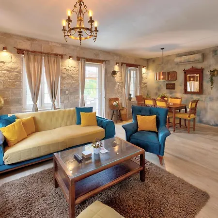 Mike 4* Μόσταρ