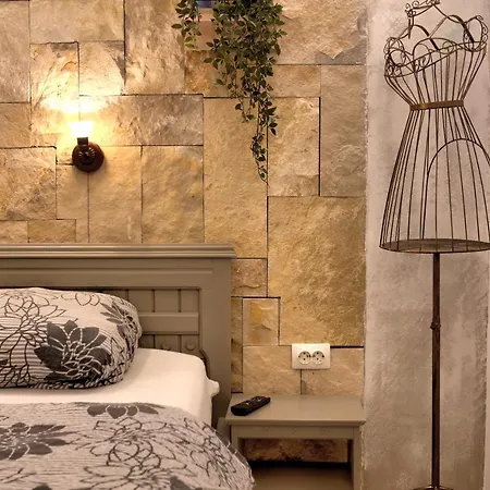 Mike 4* Μόσταρ