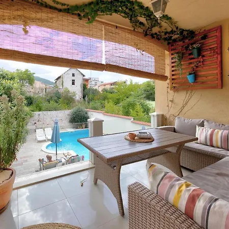 Mike Πανσιόν Μόσταρ