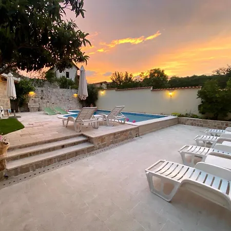 Mike 4* Μόσταρ