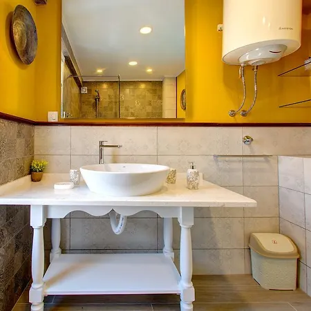 Mike 4* Μόσταρ