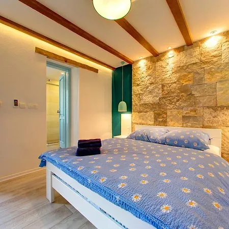 Mike 4* Μόσταρ