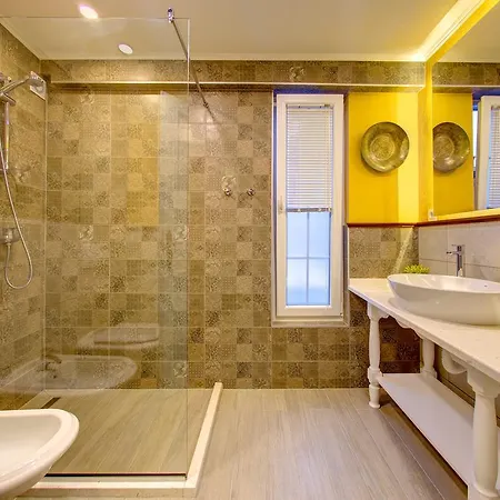 Mike 4* Μόσταρ