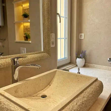 Πανσιόν Mike Μόσταρ